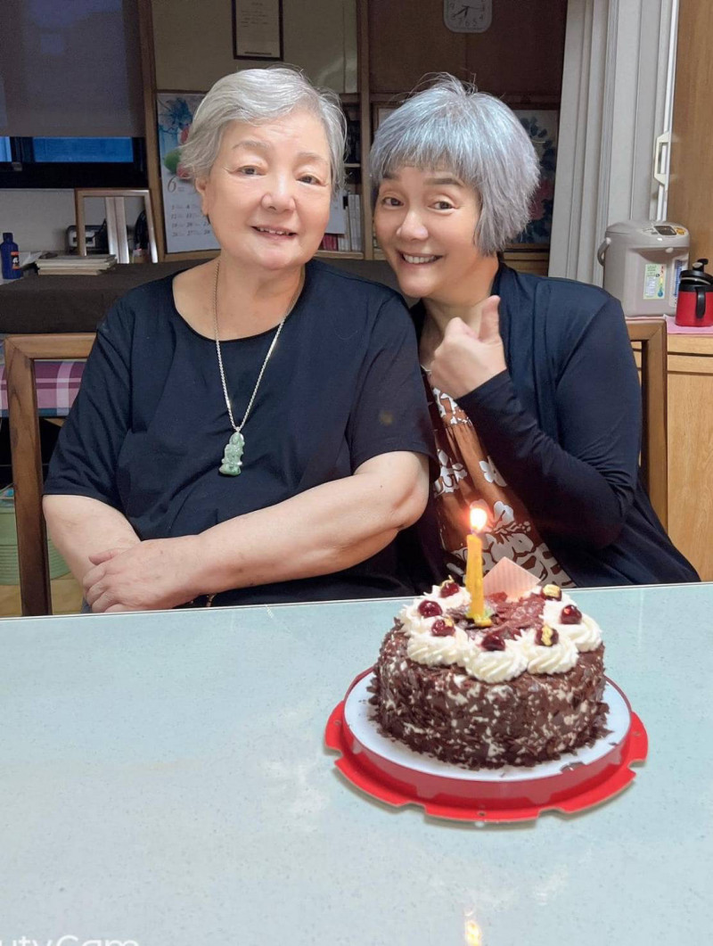知名水墨畫家林婉珍與女兒。FB 知名水墨畫家林婉珍與女兒。FB