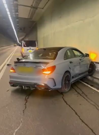 平治私家車在隧道內撞牆。網片截圖