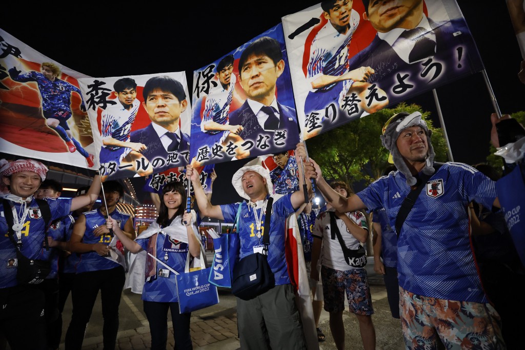 日本球迷瘋狂慶祝。Reuters