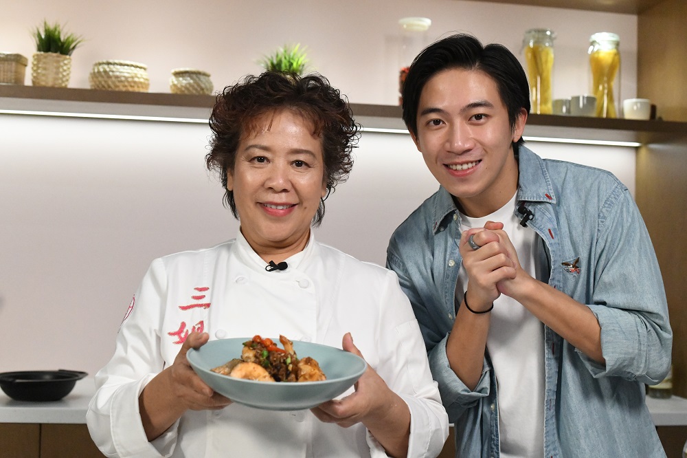 嘉宾Michael(DisCover主音黄进林)大礸三姐炮制的豆豉鲮鱼牛油虾美味。 嘉宾Michael(DisCover主音黄进林)大礸三姐炮制的豆豉鲮鱼牛油虾美味。