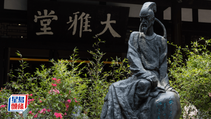 成都「大雅堂」前的杜甫塑像。(圖片來源：新華社)