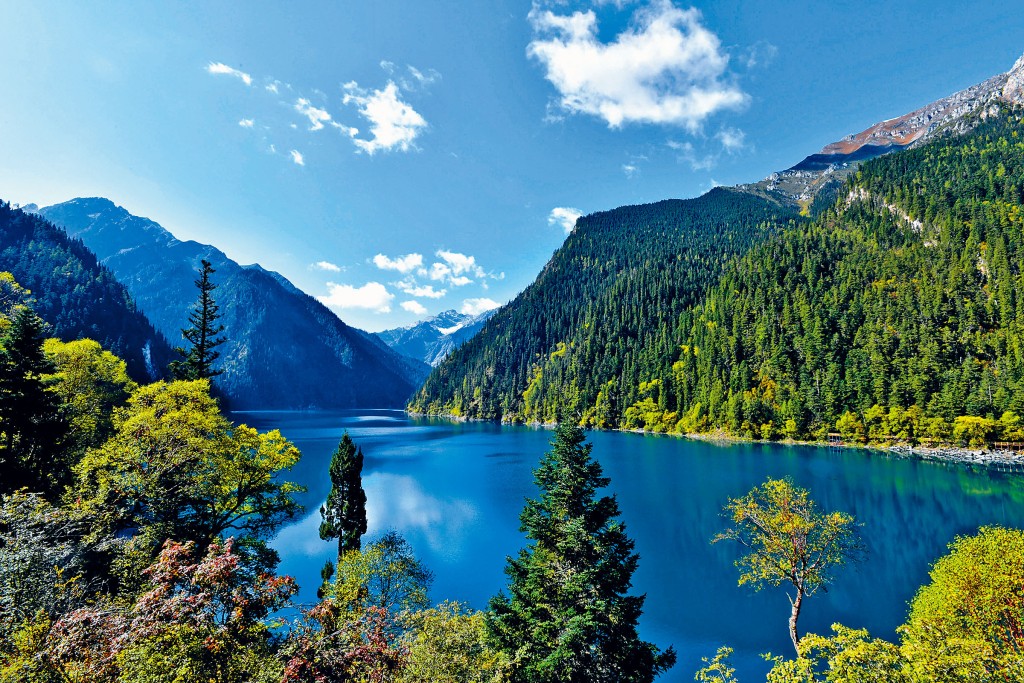 曾遭受2017年七級大地震破壞的九寨溝，經過四年時間復修後，現已全面重開迎客。