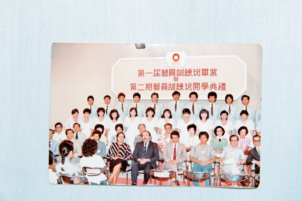 吴毅将1982年毕业于香港亚洲电视第8期艺员训练班，同期同学有黄秋生、苑琼丹、麦翠娴等艺人。