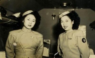 1947年9月,中國航空公司第一空勤組的兩名空姐。 1947年9月,中國航空公司第一空勤組的兩名空姐。