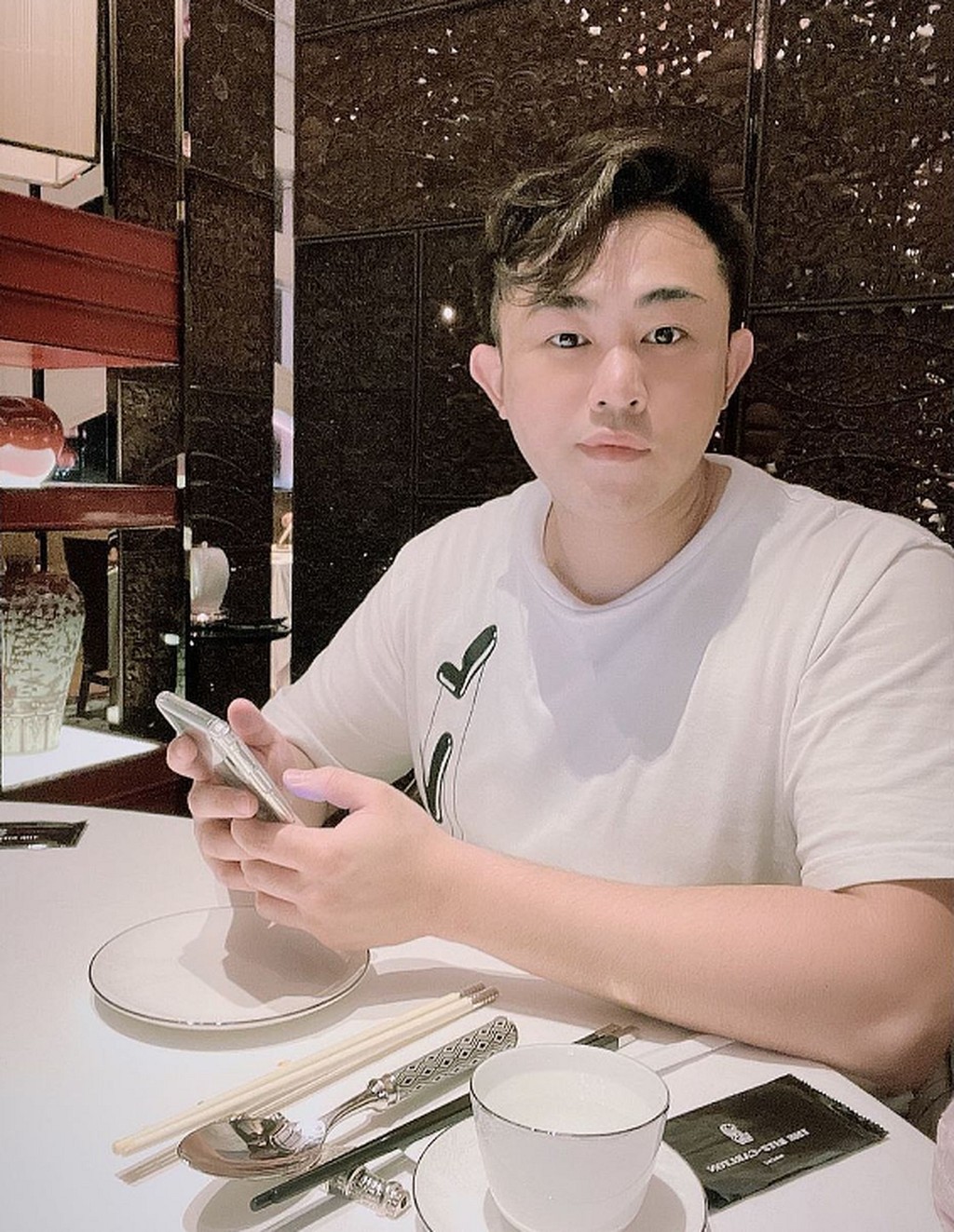 鄺港傑被蔡天鳳形容為「奸狡」,譚方駿表示驚訝。 鄺港傑被蔡天鳳形容為「奸狡」,譚方駿表示驚訝。