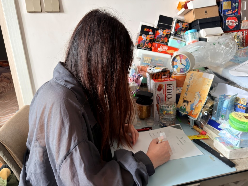 王太簽收善款後表示由衷感激。 梁國峰攝