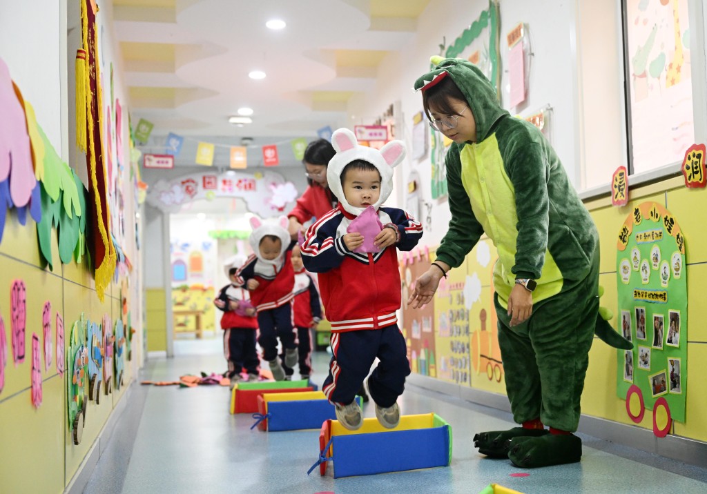 天津市和平区第五幼儿园的小朋友在室内进行体育锻鍊。新华社
