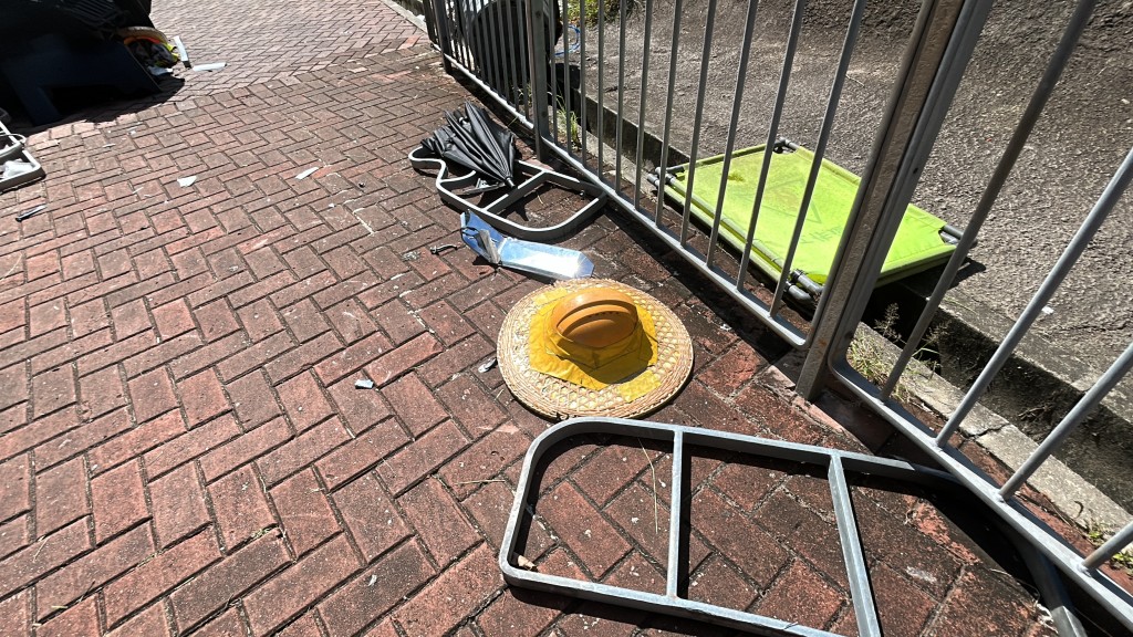 現場遺下剪草工人的帽子。
