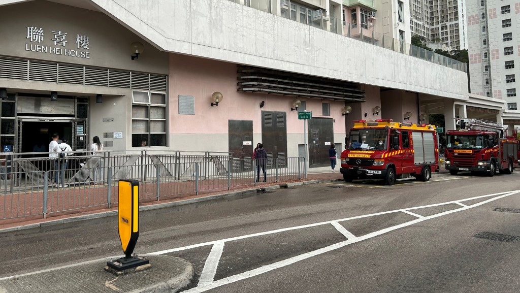 葵涌葵联邨联喜楼一单位发生火警，消防开喉扑救。林思明摄