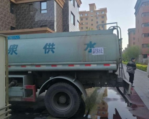 當局派出水車為居民提供用水。  網上圖片
 