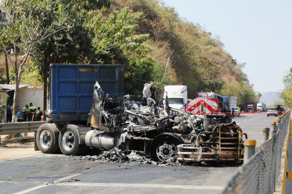 武裝分子在公路焚燒巴士、設置路障報復。路透社