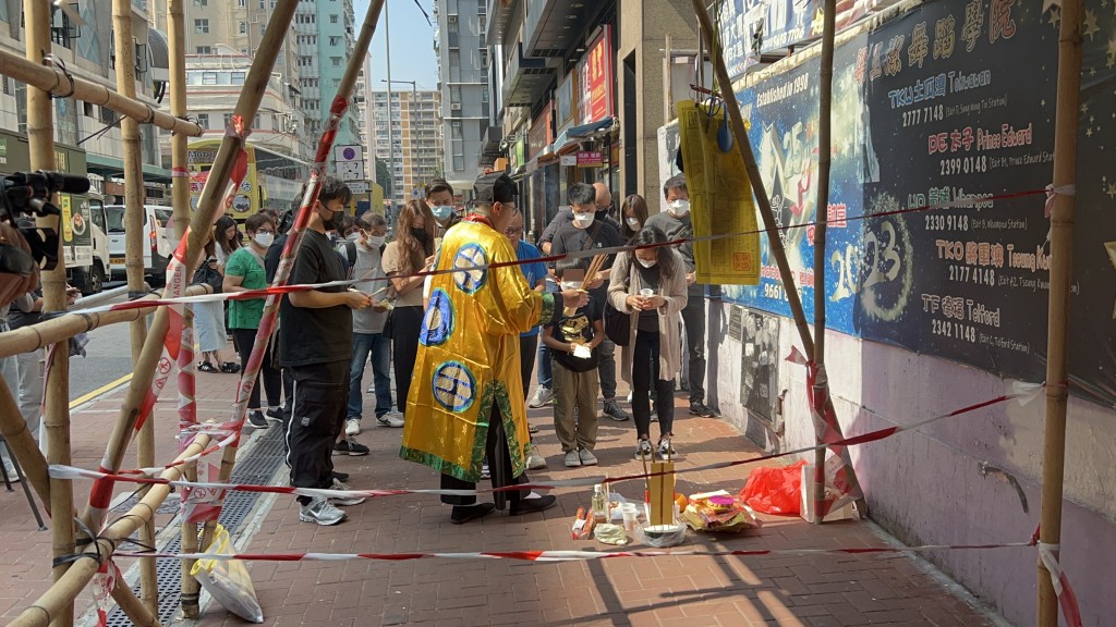 家属返回意外现场路祭。林思明摄