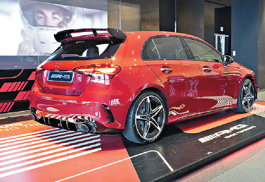 ■展示車額外配上Aerodynamic Package、19吋AMG五幅式輪圈及橙紅色車漆。