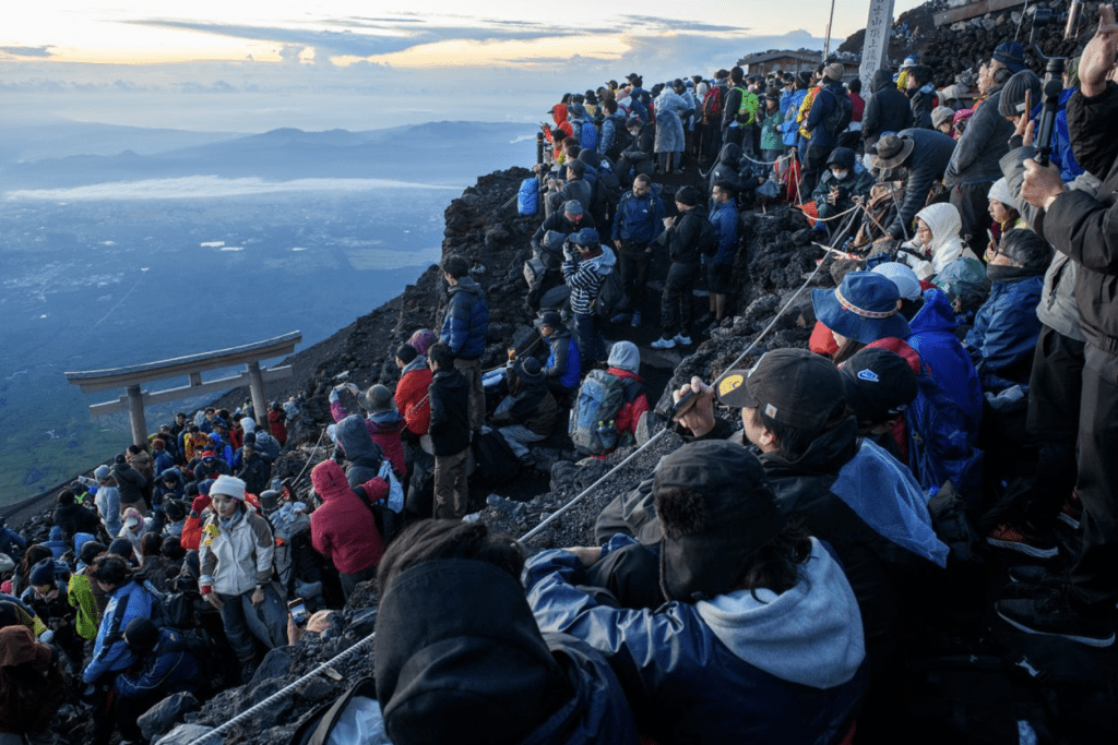 泉正武说，随着疫后赴日游客激增，登富士山的人数亦暴升，导致了极端程度的污染和其他压力。图片/山梨县政府