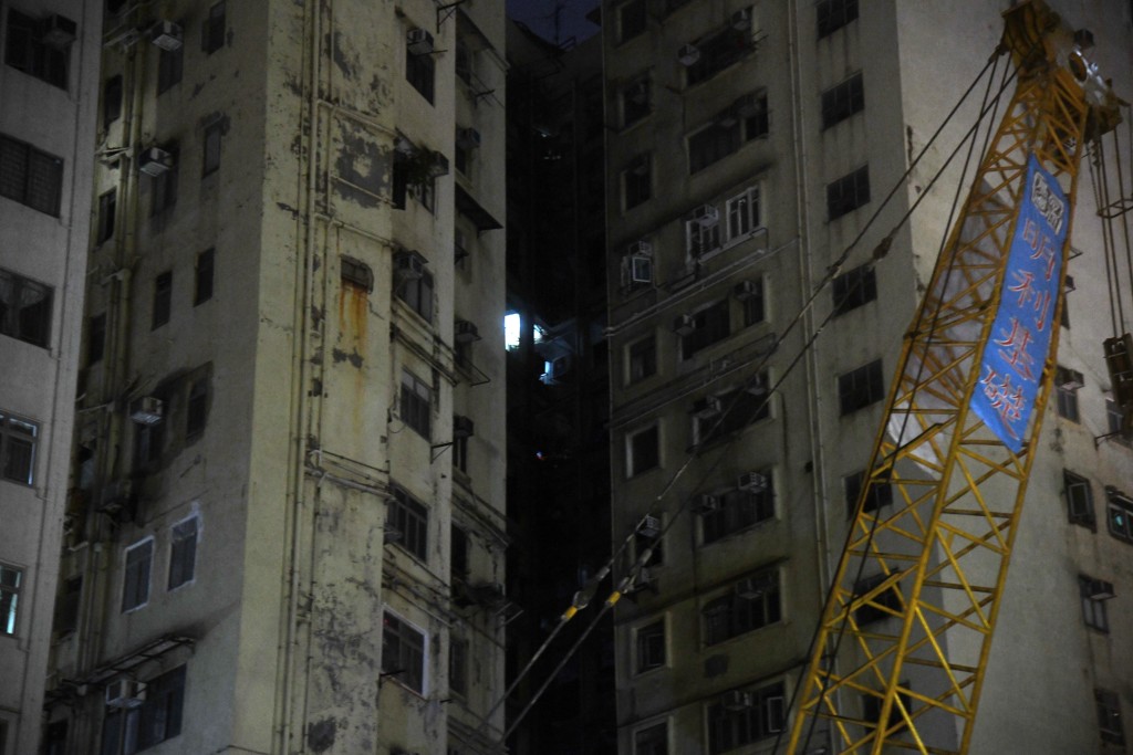 佐敦华丰大厦发生5死夺命大火，大厦入夜后停水停电。