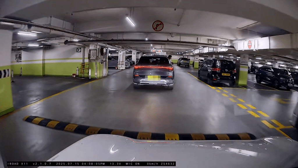 車輛落一層後,仍見小童探頭出窗。 車輛落一層後,仍見小童探頭出窗。