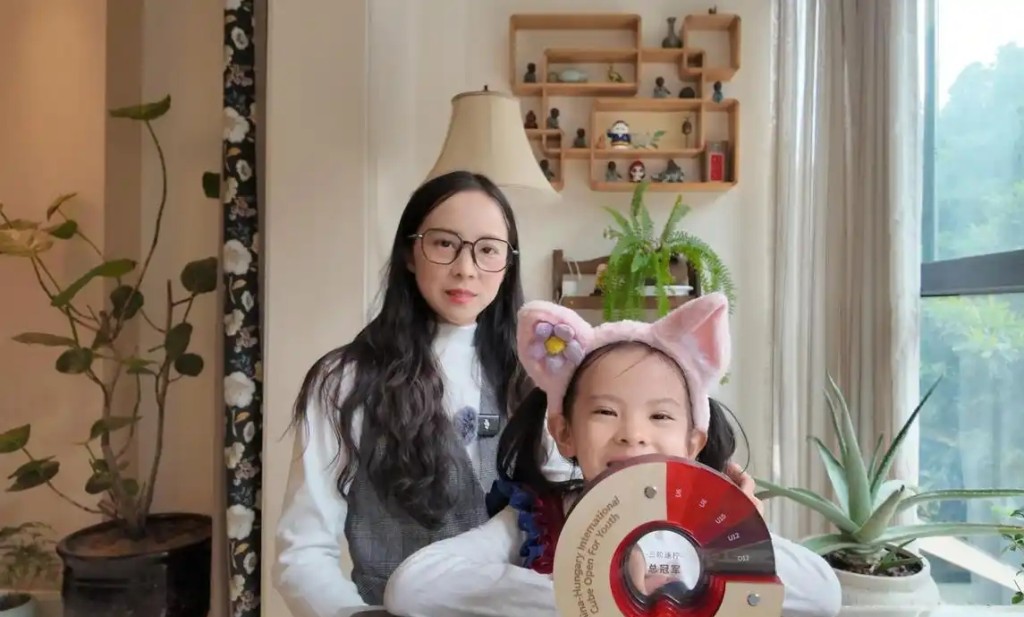 连允之和妈妈林洋西。 红星新闻 连允之和妈妈林洋西。 红星新闻