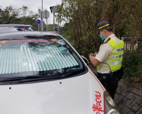 警方於大埔打擊違例泊車行動。 警方提供