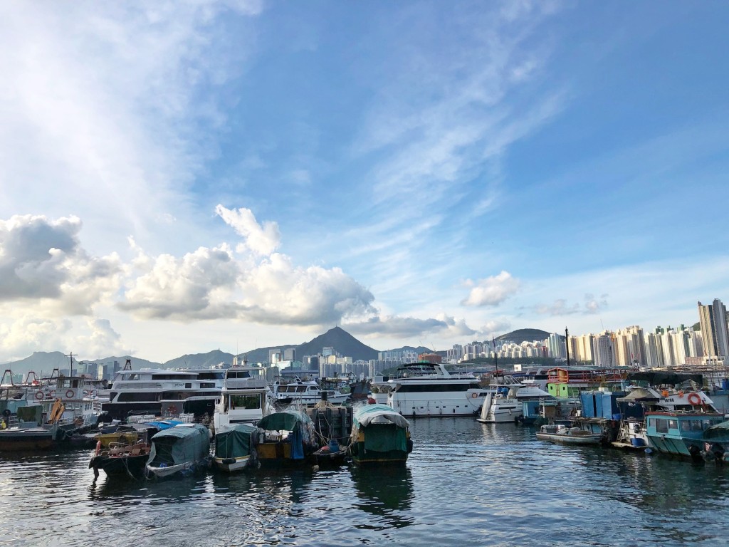 海濱長廊旁邊為避風塘，對岸是九龍的油塘和鯉魚門三家村一帶，還可遠眺飛鵝山和獅子山。資料圖片