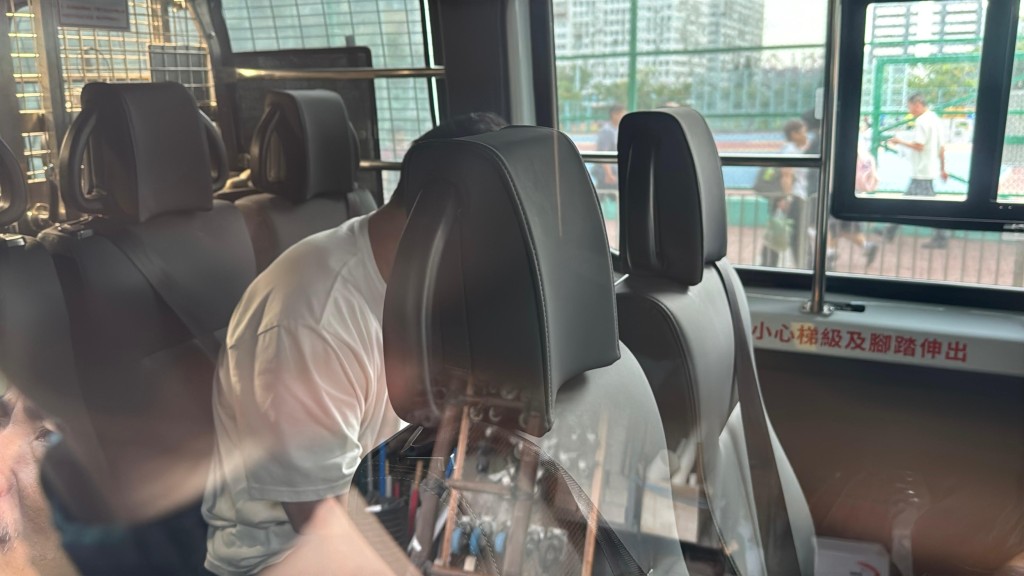 警方將涉案司機帶上警車。