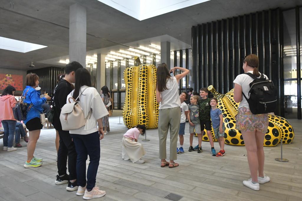 不少內地旅客參觀西九M+博物館。陳極彰攝