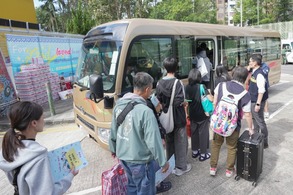 入境處安排專車接載約330位受災居民到將軍澳入境處總部辦理各類型身份證明文件及證書。 入境處安排專車接載約330位受災居民到將軍澳入境處總部辦理各類型身份證明文件及證書。