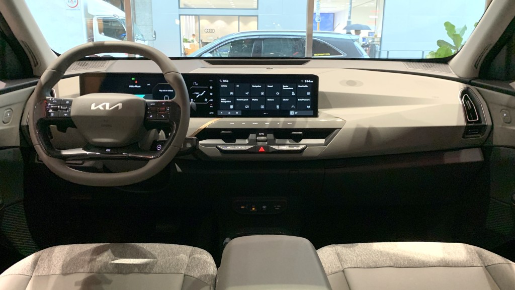 起亞EV5純電動SUV，中控台採用雙12.3吋及5吋串連屏幕組合。