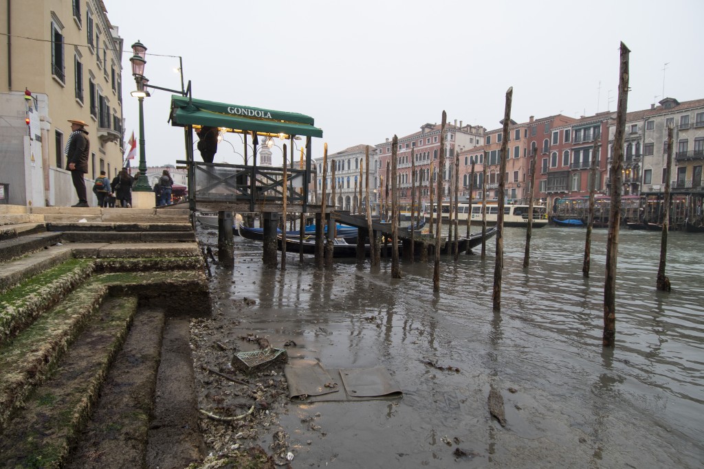 意大利威尼斯运河乾涸严重。AP