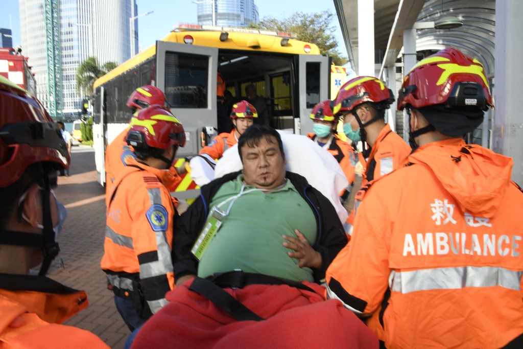 有傷者須由擔架抬上救護車。