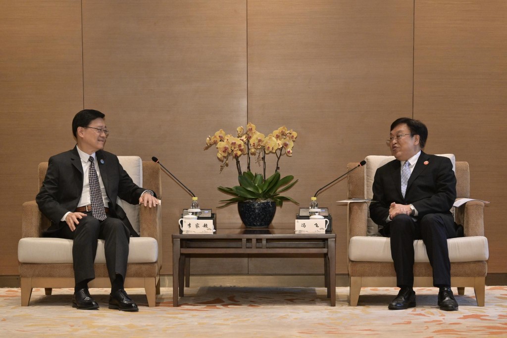 李家超今日(25日)在博鰲與海南省委書記馮飛會面，就加強香港和海南在經貿投資、金融、專業服務等方面深入交流。李家超FB圖片