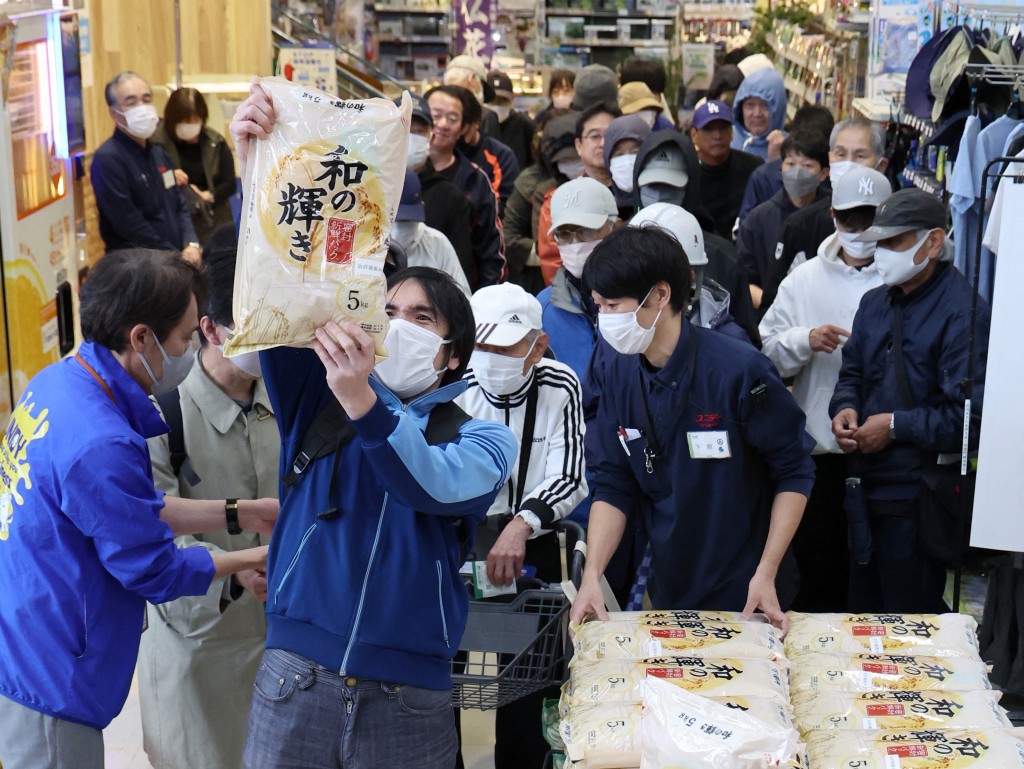 日本民眾在超市購買儲備米。法新社