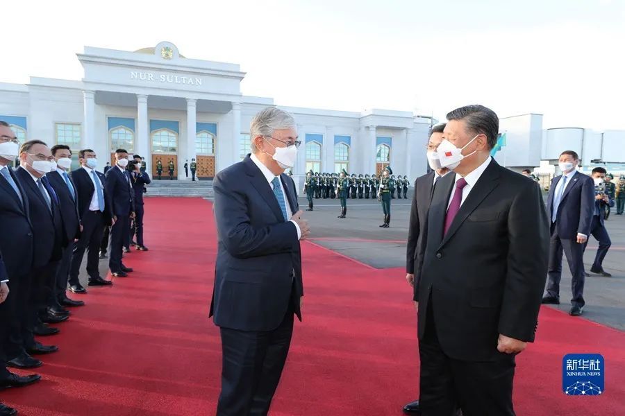 哈萨克斯坦总统亲自陪同习近平。新华社图片