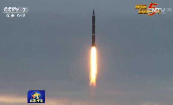 报道还出现了东风5B多弹头洲际导弹发射的画面。
