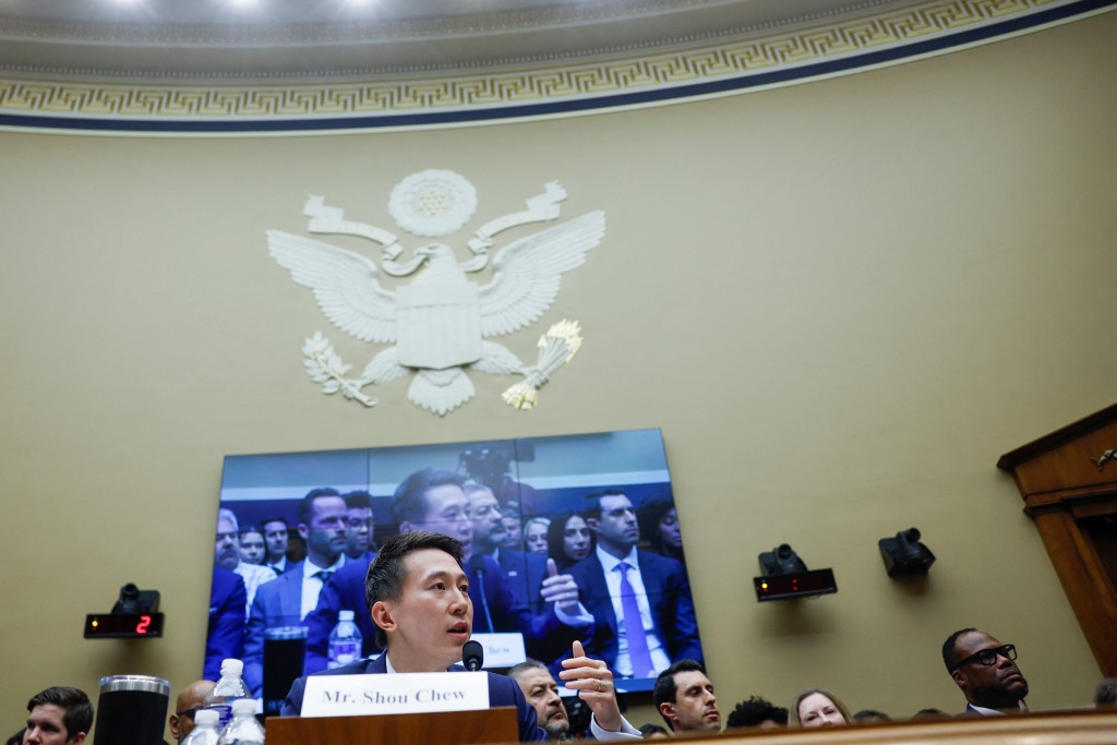 在周四舉行的美國國會聽證會上，TikTok的首席執行官周受資經超過四個半小時長的問訊。(路透社)