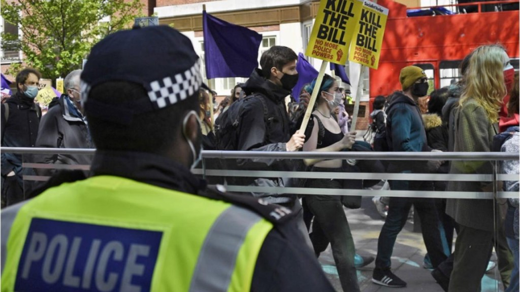 倫敦警察被指針對黑人少年脫衣搜身。AP資料圖片