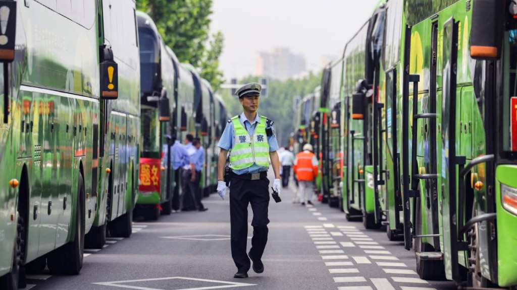 多地推遲上班，確保考生赴試場時交通暢順。圖為江蘇交警巡查送考車隊。新華社