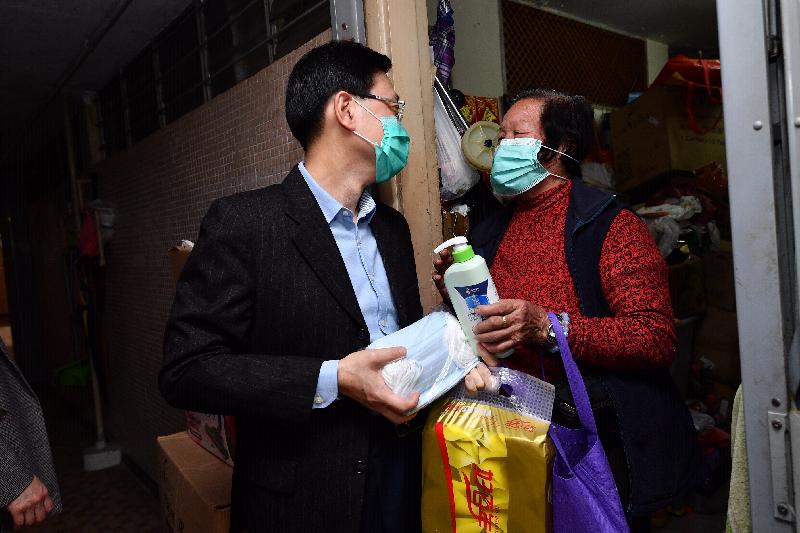 李家超派口罩。