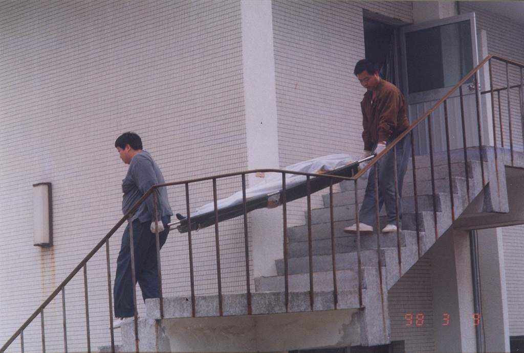 1998年警方在事發現場發現許嘉真屍體。中時新聞 1998年警方在事發現場發現許嘉真屍體。中時新聞