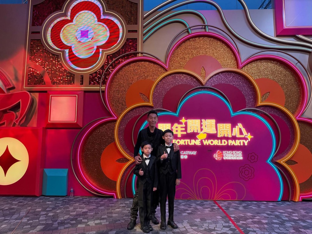 小齐受邀为大年初一晚的“国泰新春国际汇演之夜”作魔术表演。