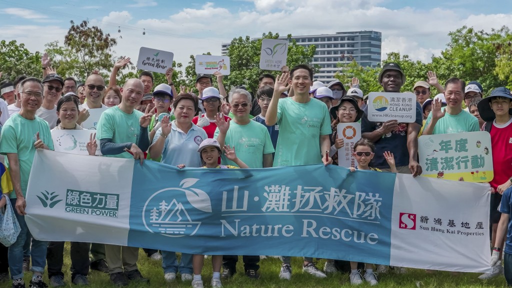 日前「山‧灘拯救隊」動員超過100名中小學生、義工及綠色伙伴於大嶼山東涌灣舉行大型清潔活動，共清理約173公斤垃圾及可回收廢物。