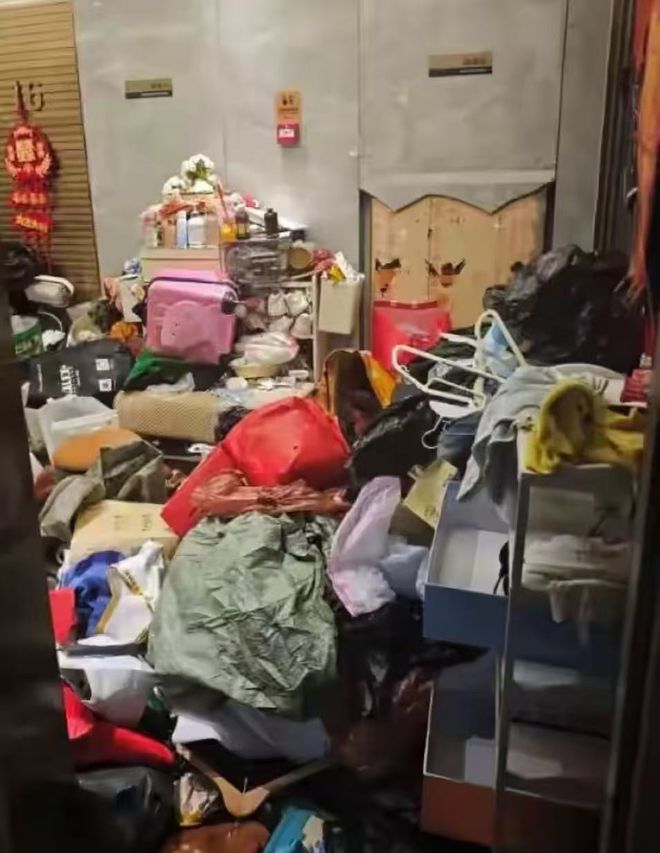 程女士的垃圾多到1500呎豪宅也放不下。新聞坊 程女士的垃圾多到1500呎豪宅也放不下。新聞坊