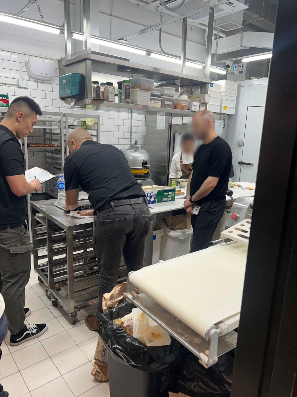 入境處拘捕19人，包括14名懷疑非法勞工及5名涉嫌聘用非法勞工的僱主。