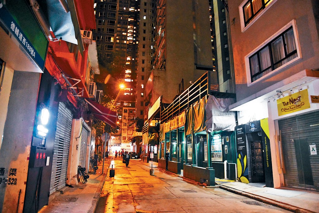 被告李嘉濱被捕後曾向警方訛稱居於梅芳街某大廈1A室，而他實際上居於2C室，被控妨礙司法公正罪。