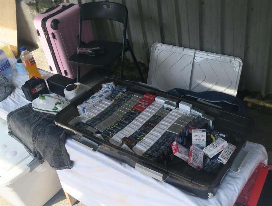 海关发现有人在上海街设置临时摊档,出售怀疑私烟。海关提供 海关发现有人在上海街设置临时摊档,出售怀疑私烟。海关提供