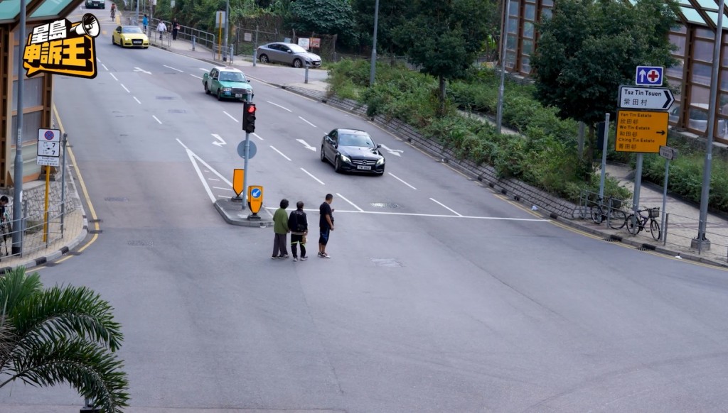 打斜横过马路属常见违规行为。