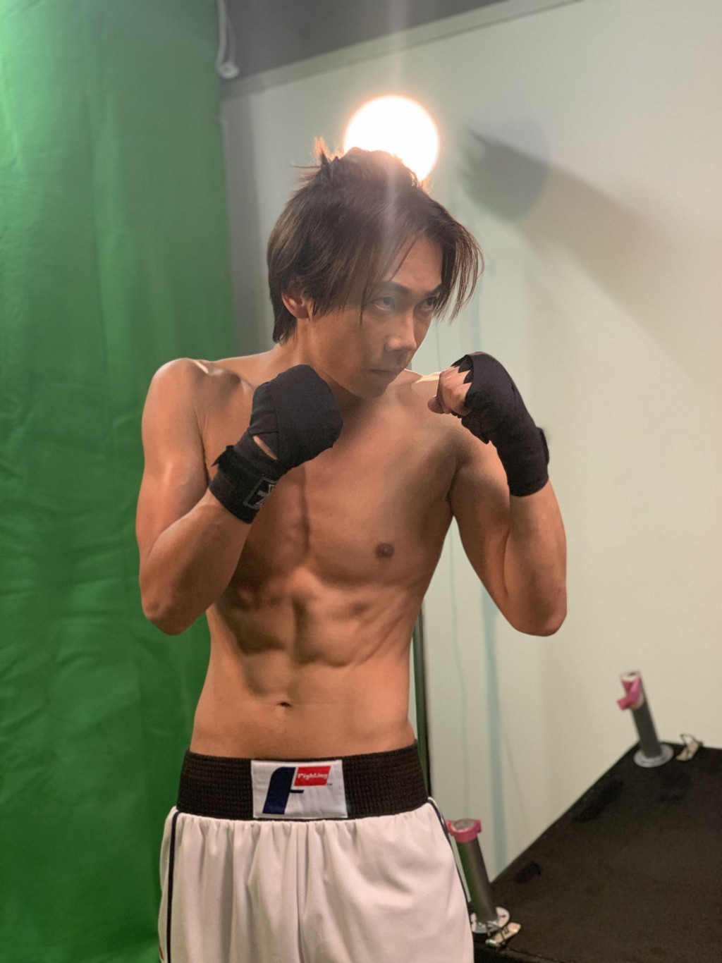恆仔更自導自演,一同操肌,誠意十足。