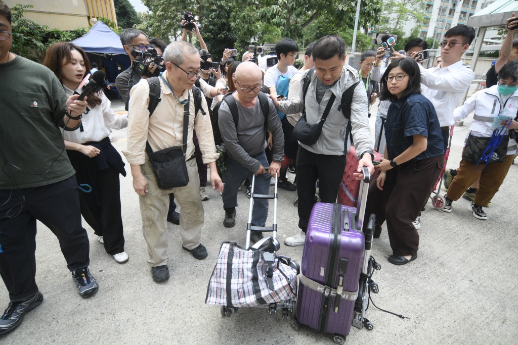 居民帶備行李篋上樓執拾。