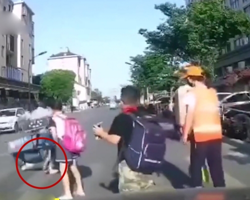 老翁騎三輪車輾壓小學生不顧而去，逃離不遠被警控制。