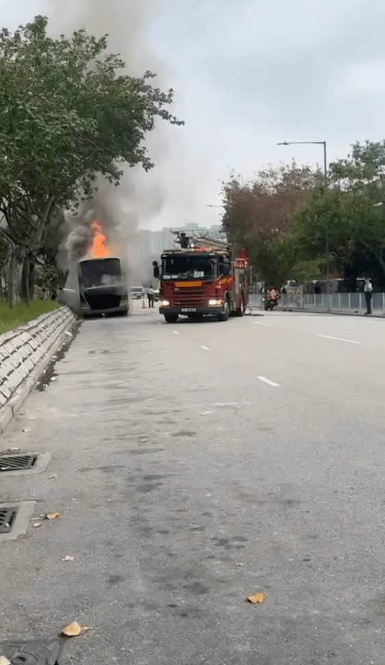 現場影片顯示,起火旅遊巴的車頂噴出巨大火舌,車底亦冒出火花,車轆位置更不斷湧出大量濃煙,捲上半空。fb@Carcam Hong Kong 現場影片顯示,起火旅遊巴的車頂噴出巨大火舌,車底亦冒出火花,車轆位置更不斷湧出大量濃煙,捲上半空。fb@Carcam Hong Kong