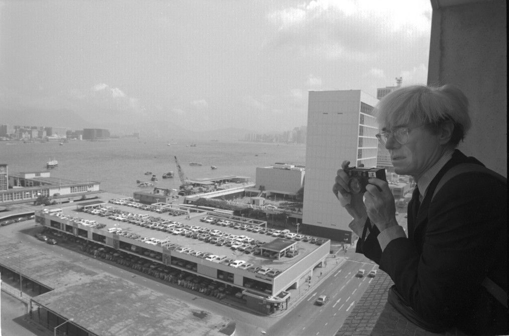Andy Warhol曾經來港並拍下多張照片。（黑白圖片）